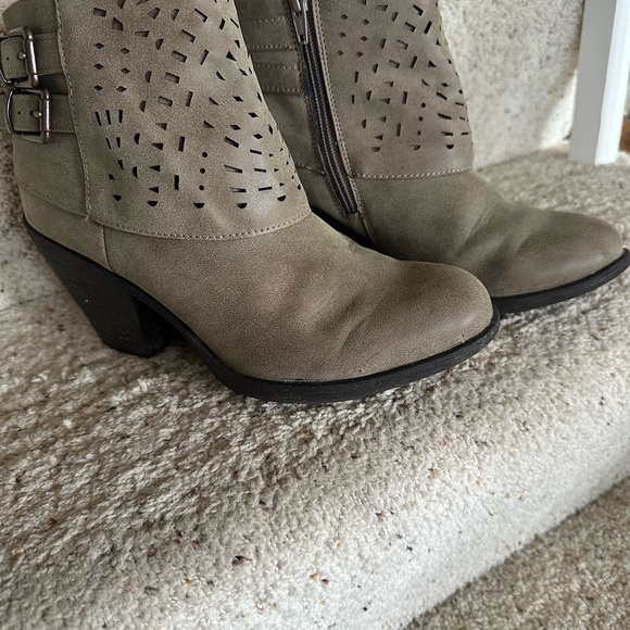 Laura Scott Boots - Picture 2 of 6